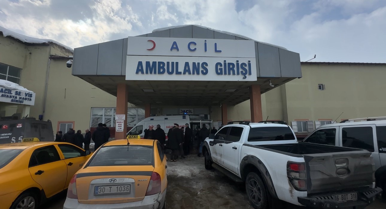 Yüksekova’da belediye otobüsü ile minibüs çarpıştı: 18 yaralı
