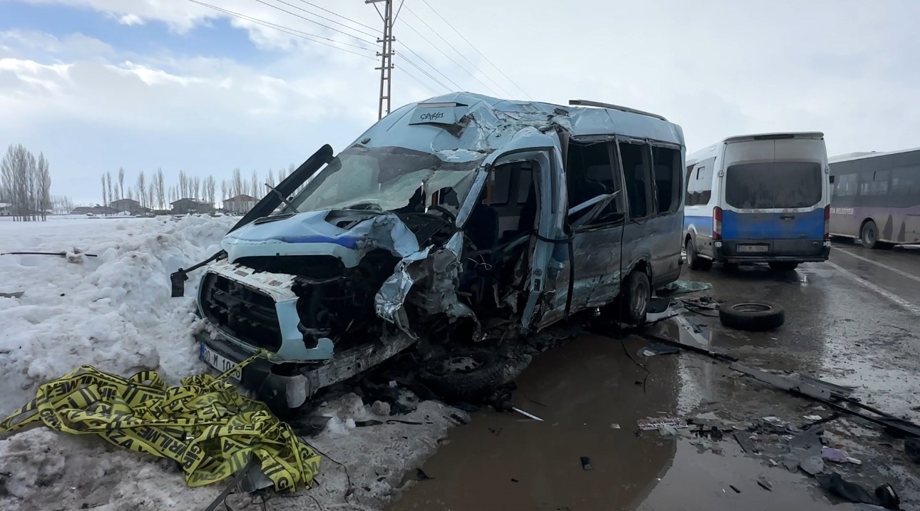 Yüksekova’da belediye otobüsü ile minibüs çarpıştı: 18 yaralı
