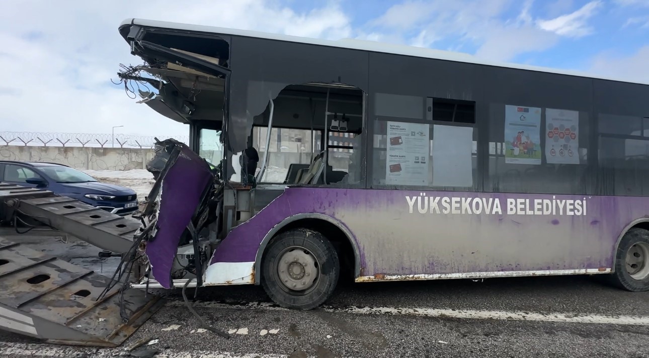Yüksekova’da belediye otobüsü ile minibüs çarpıştı: 18 yaralı
