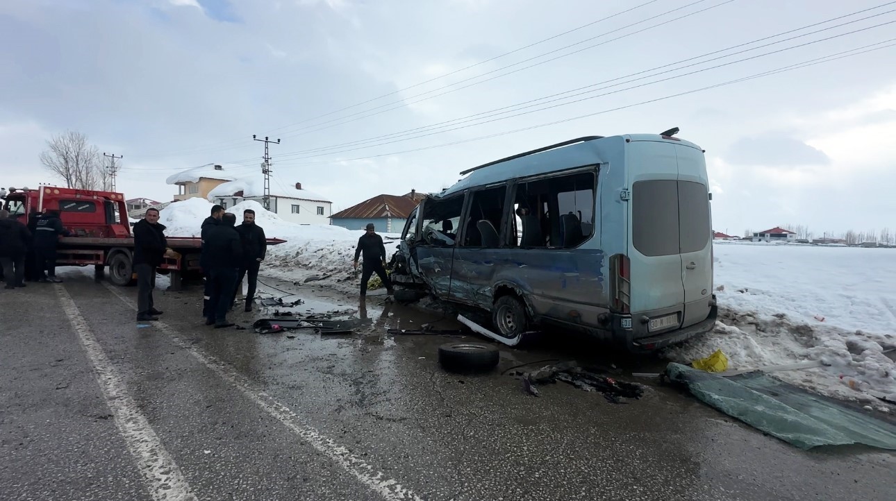 Yüksekova’da belediye otobüsü ile minibüs çarpıştı: 18 yaralı
