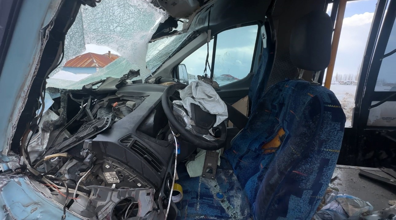 Yüksekova’da belediye otobüsü ile minibüs çarpıştı: 18 yaralı
