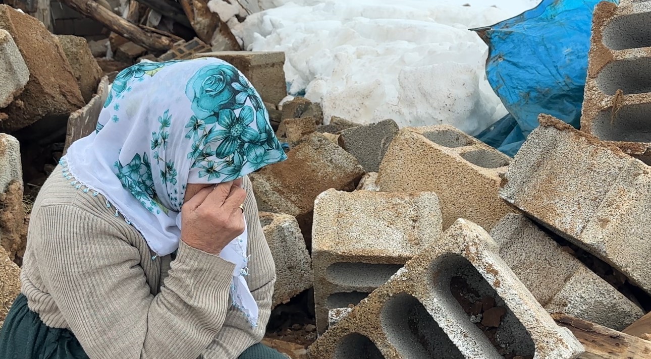 Yüksekova’da bir annenin sessiz feryadı: Zine Teyze yıkılan ahırının başında gözyaşlarına boğuldu
Yüksekova’da bir annenin sessiz feryadı: Zine Teyze yıkılan ahırının başında gözyaşlarına boğuldu