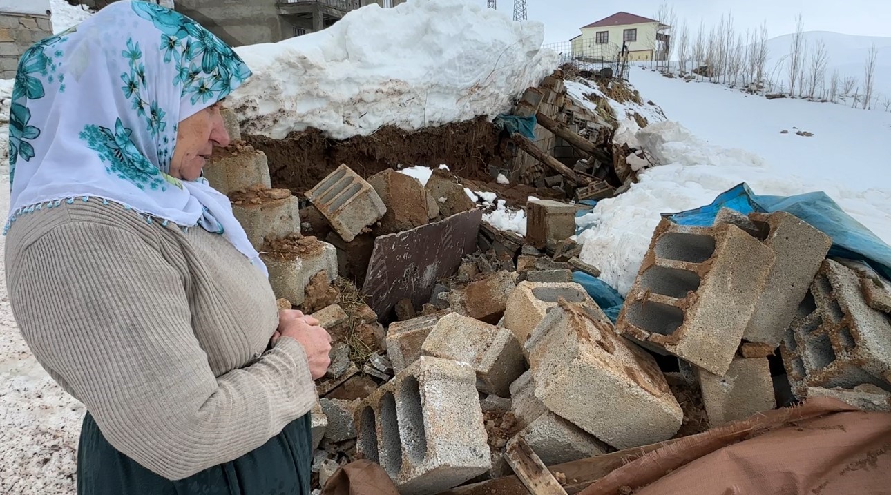 Yüksekova’da bir annenin sessiz feryadı: Zine Teyze yıkılan ahırının başında gözyaşlarına boğuldu
Yüksekova’da bir annenin sessiz feryadı: Zine Teyze yıkılan ahırının başında gözyaşlarına boğuldu