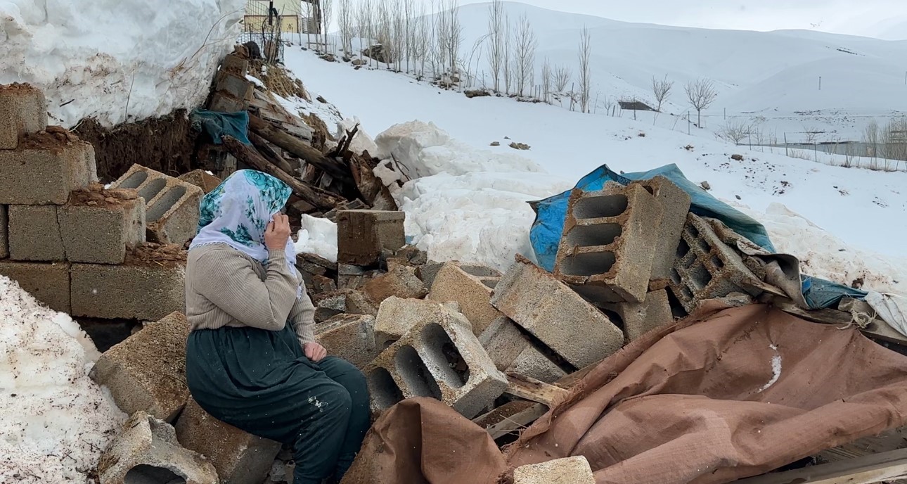 Yüksekova’da bir annenin sessiz feryadı: Zine Teyze yıkılan ahırının başında gözyaşlarına boğuldu
Yüksekova’da bir annenin sessiz feryadı: Zine Teyze yıkılan ahırının başında gözyaşlarına boğuldu