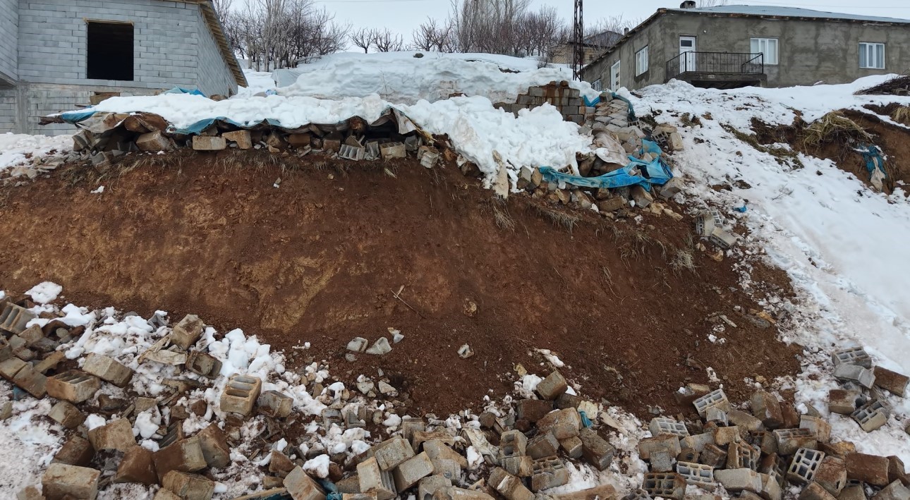 Yüksekova’da bir annenin sessiz feryadı: Zine Teyze yıkılan ahırının başında gözyaşlarına boğuldu
Yüksekova’da bir annenin sessiz feryadı: Zine Teyze yıkılan ahırının başında gözyaşlarına boğuldu