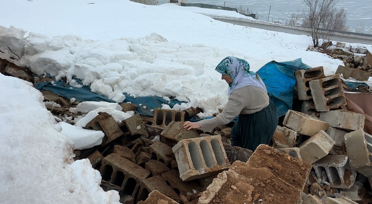 Yüksekova’da bir annenin sessiz feryadı: Zine Teyze yıkılan ahırının başında gözyaşlarına boğuldu
Yüksekova’da bir annenin sessiz feryadı: Zine Teyze yıkılan ahırının başında gözyaşlarına boğuldu