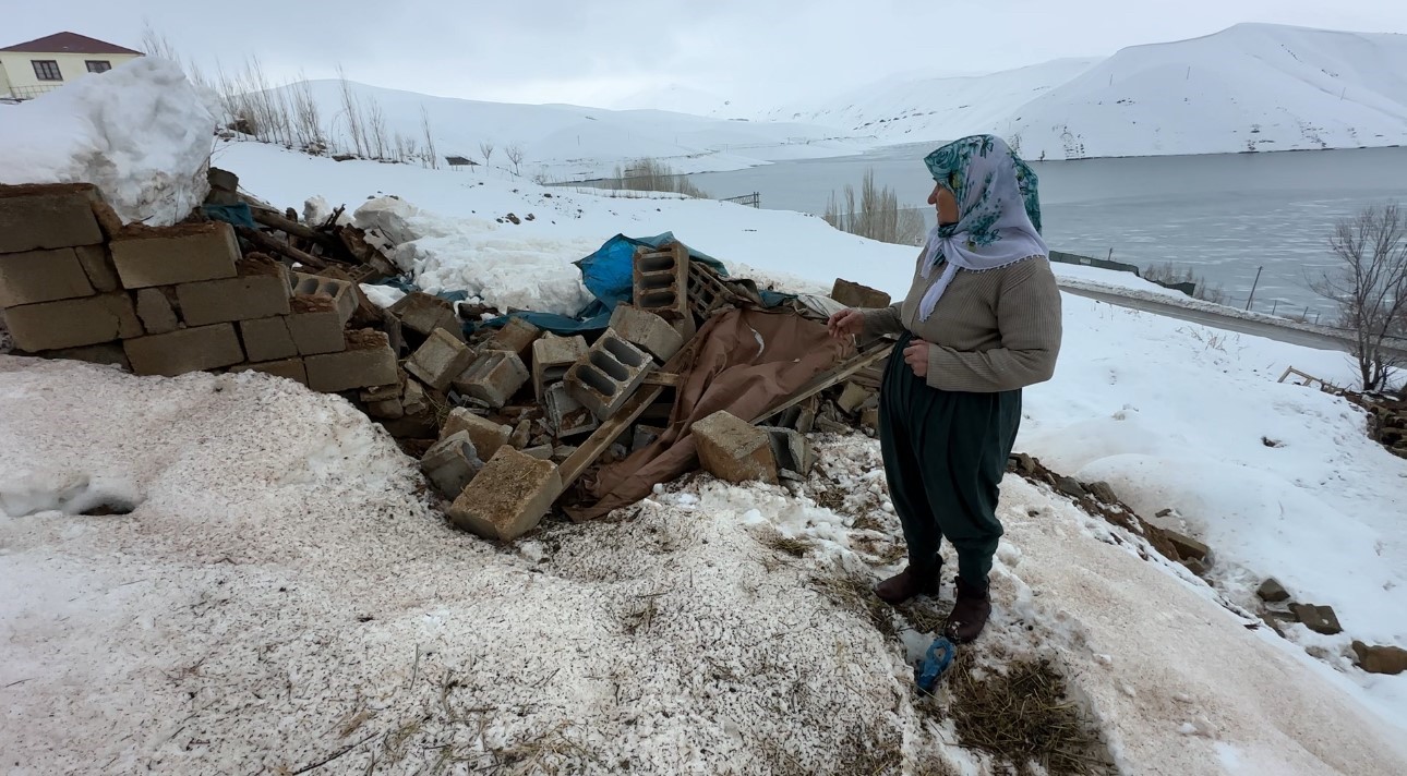 Yüksekova’da bir annenin sessiz feryadı: Zine Teyze yıkılan ahırının başında gözyaşlarına boğuldu
Yüksekova’da bir annenin sessiz feryadı: Zine Teyze yıkılan ahırının başında gözyaşlarına boğuldu