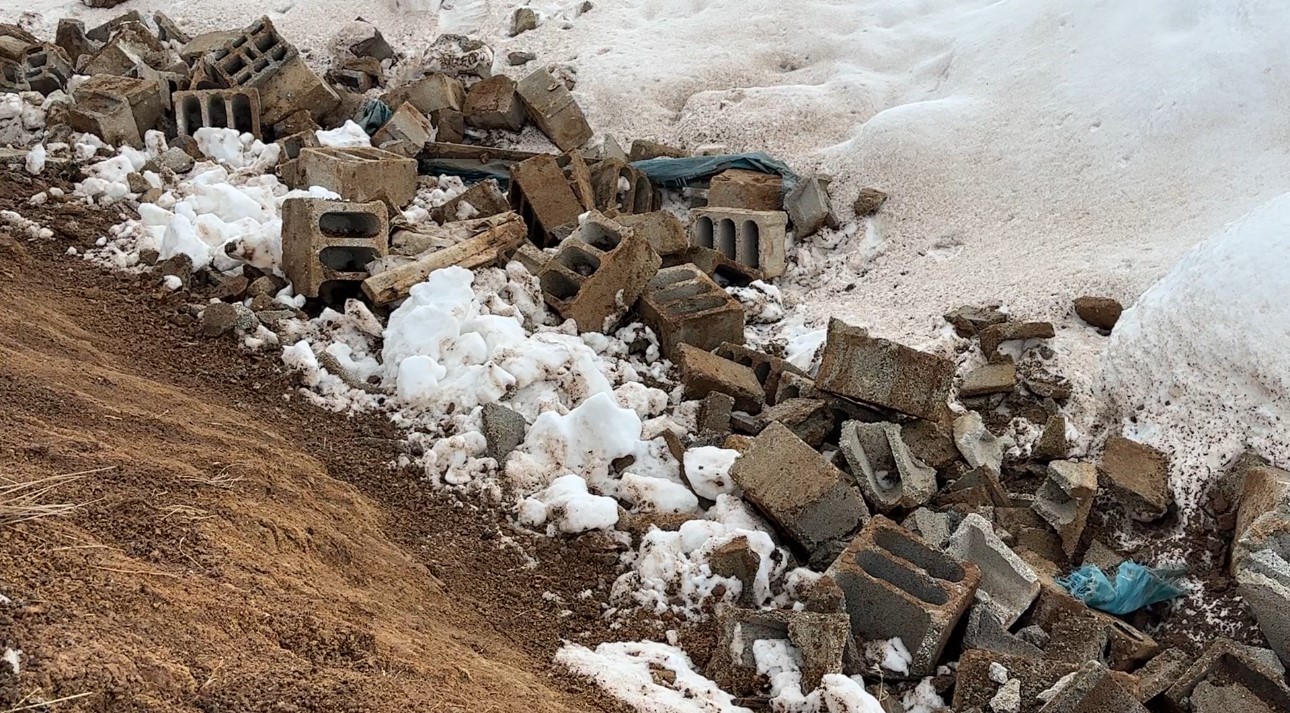 Yüksekova’da bir annenin sessiz feryadı: Zine Teyze yıkılan ahırının başında gözyaşlarına boğuldu
Yüksekova’da bir annenin sessiz feryadı: Zine Teyze yıkılan ahırının başında gözyaşlarına boğuldu