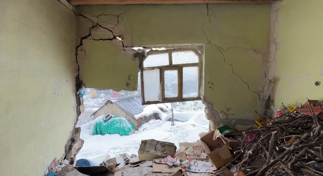 Yüksekova’da bir evin duvarı yıkıldı: "Deprem oluyor sandım"
