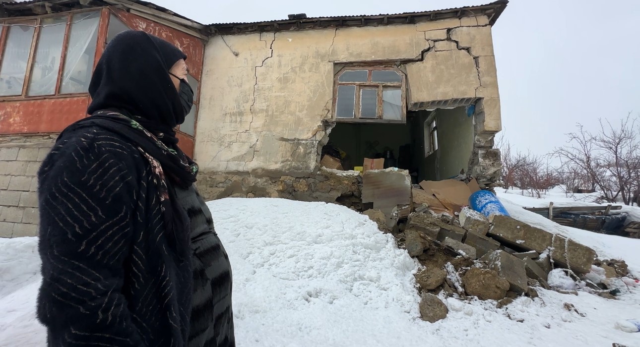Yüksekova’da bir evin duvarı yıkıldı: "Deprem oluyor sandım"
