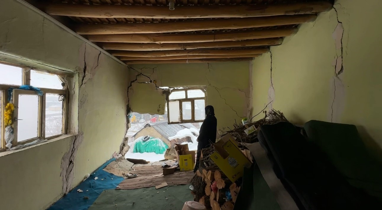 Yüksekova’da bir evin duvarı yıkıldı: "Deprem oluyor sandım"
