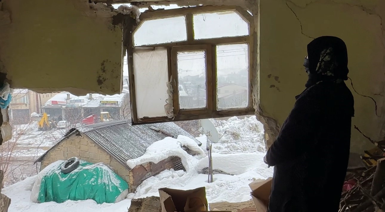 Yüksekova’da bir evin duvarı yıkıldı: "Deprem oluyor sandım"
