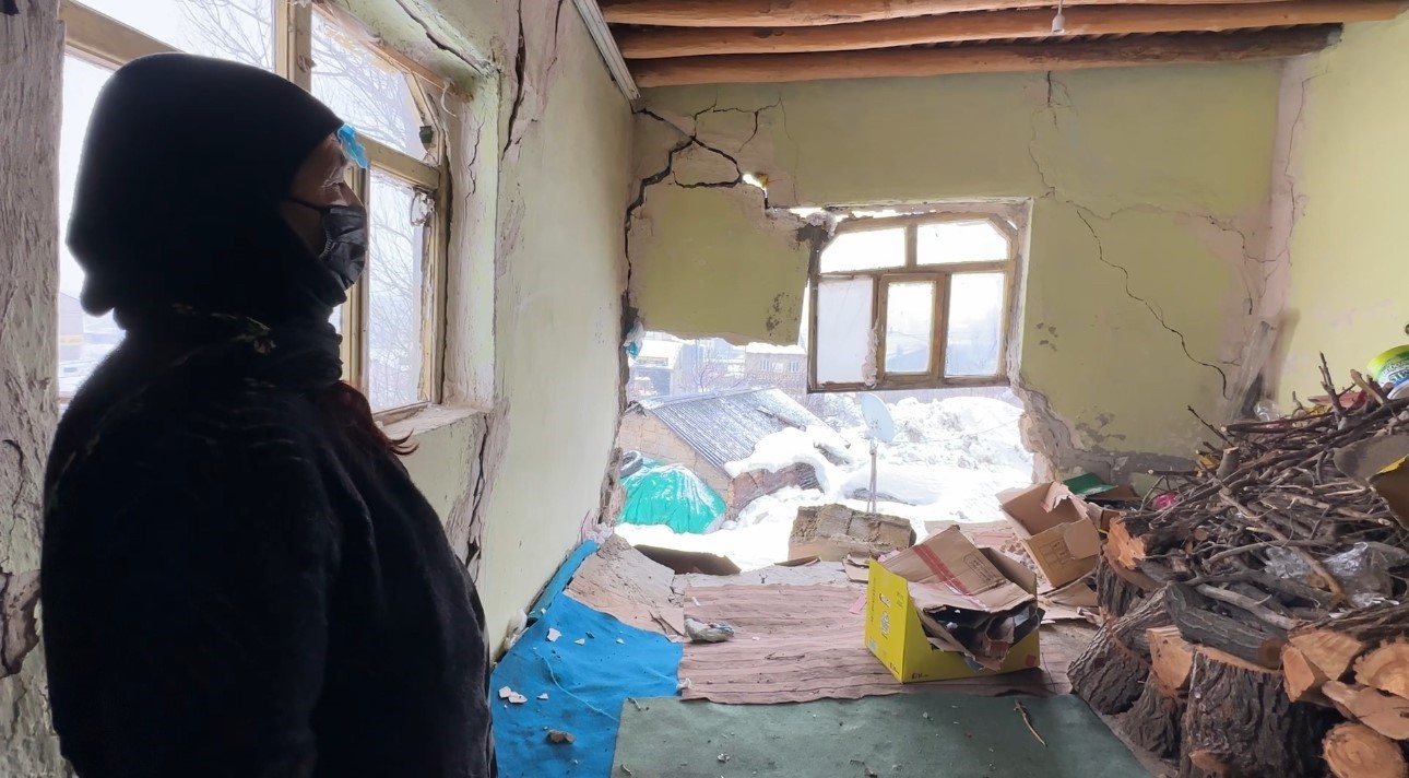 Yüksekova’da bir evin duvarı yıkıldı: "Deprem oluyor sandım"

