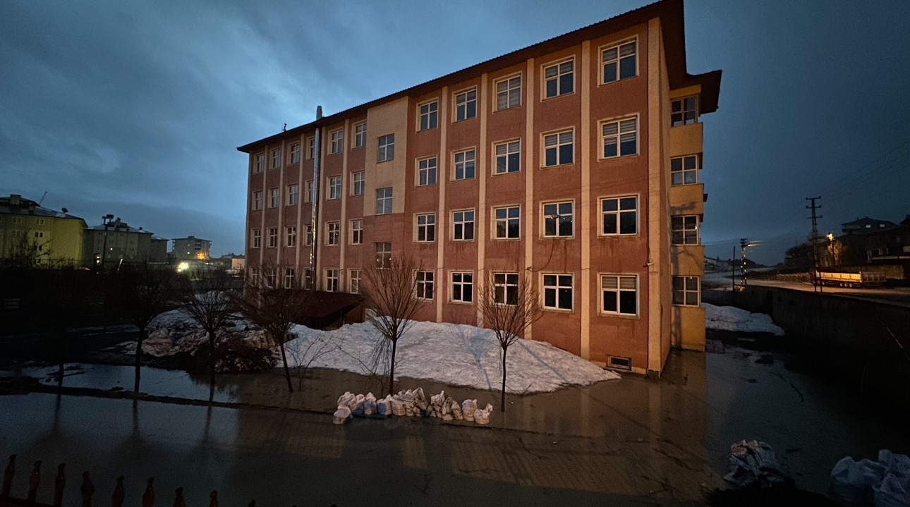 Yüksekova’da bir okul sular içinde kaldı
