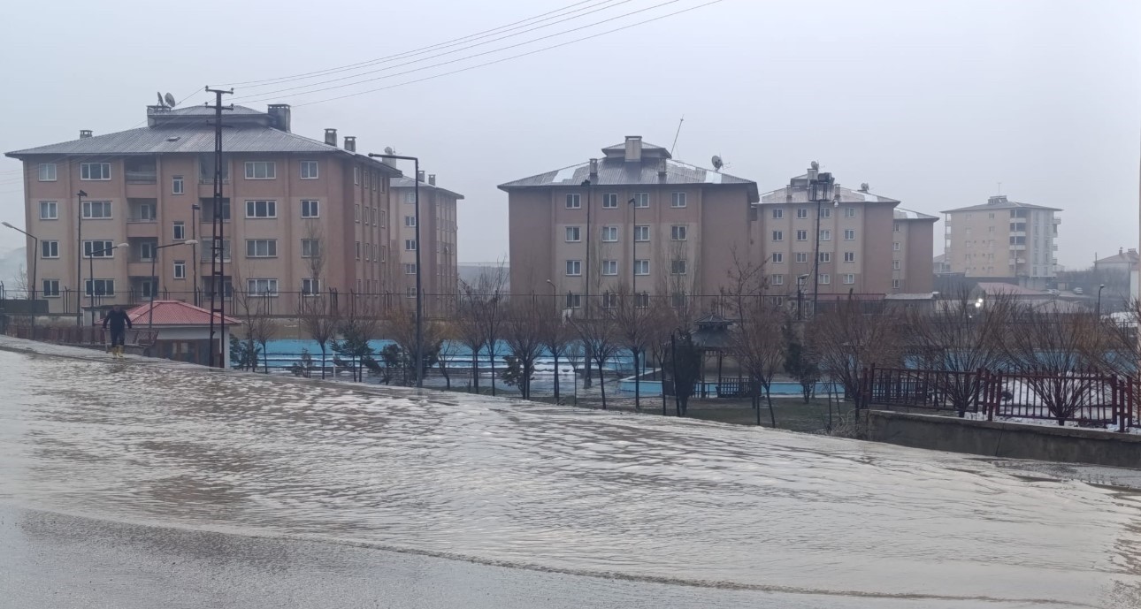 Yüksekova’da bir okul sular içinde kaldı
