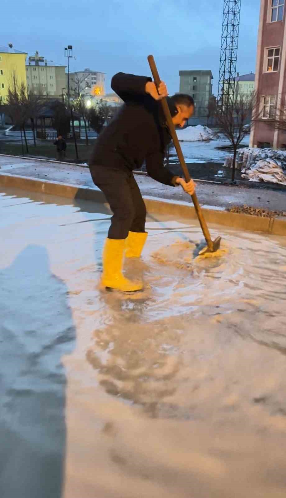 Yüksekova’da bir okul sular içinde kaldı
