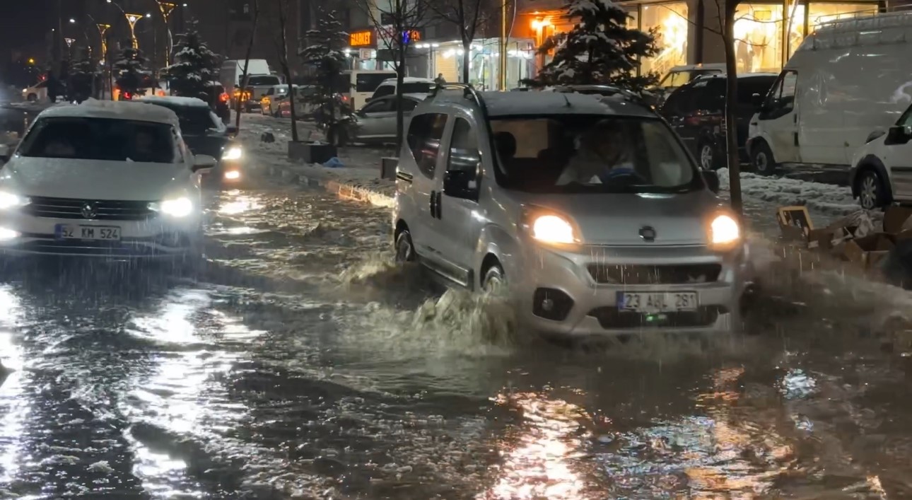 Yüksekova’da caddeler göle döndü, otomobiller adeta suda yüzdü
