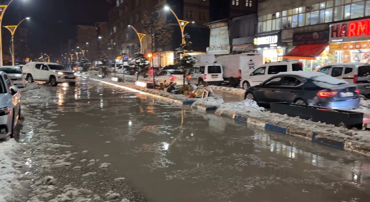Yüksekova’da caddeler göle döndü, otomobiller adeta suda yüzdü
