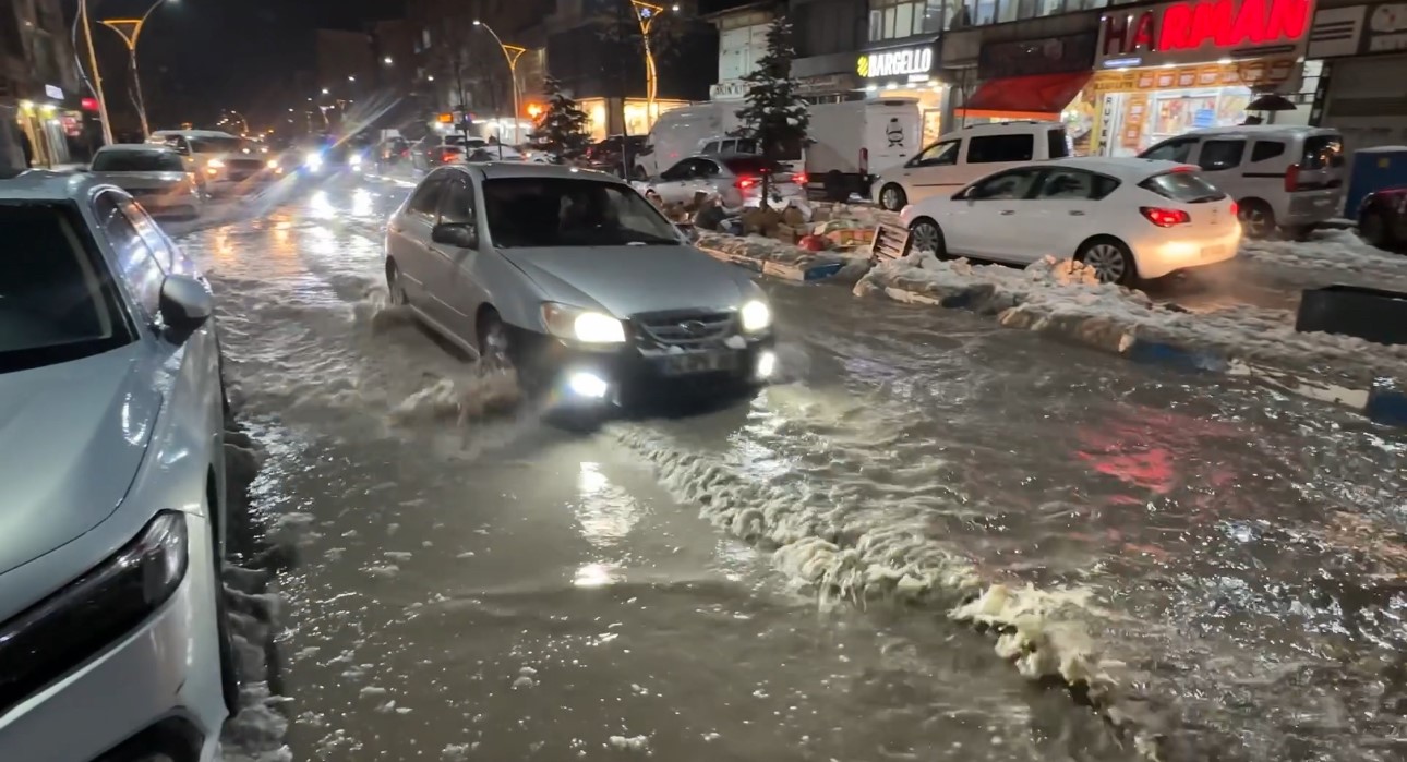 Yüksekova’da caddeler göle döndü, otomobiller adeta suda yüzdü
