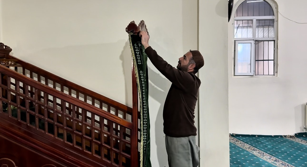 Yüksekova’da camiler Ramazan ayına hazır: İbadethaneler gül kokularıyla arındırıldı
