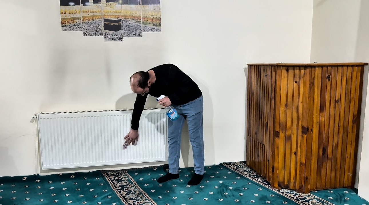 Yüksekova’da camiler Ramazan ayına hazır: İbadethaneler gül kokularıyla arındırıldı
