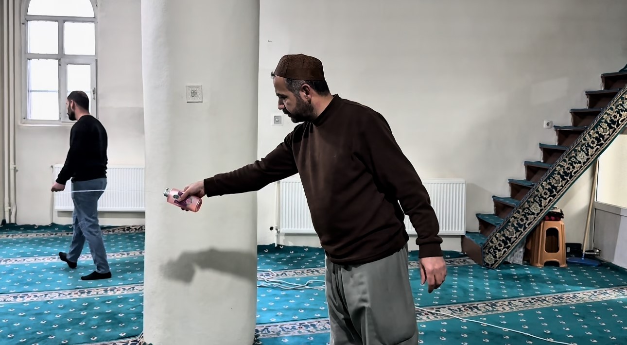 Yüksekova’da camiler Ramazan ayına hazır: İbadethaneler gül kokularıyla arındırıldı
