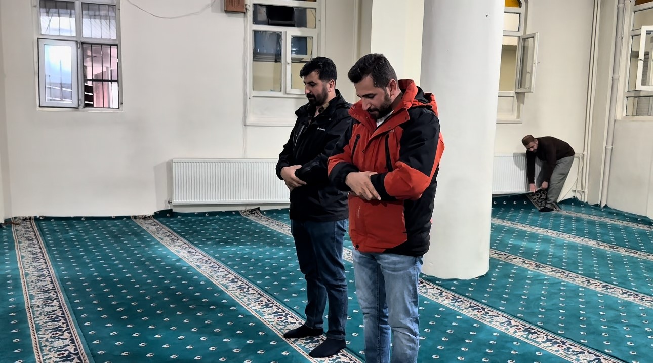 Yüksekova’da camiler Ramazan ayına hazır: İbadethaneler gül kokularıyla arındırıldı
