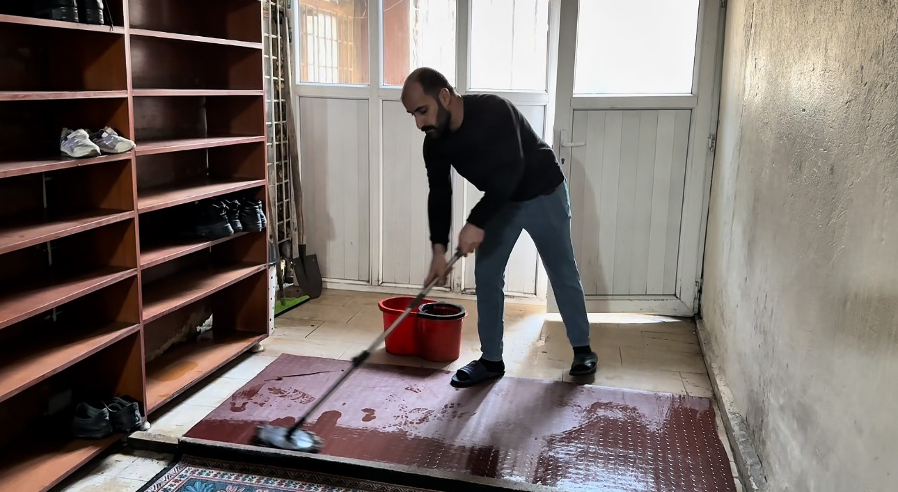 Yüksekova’da camiler Ramazan ayına hazır: İbadethaneler gül kokularıyla arındırıldı
