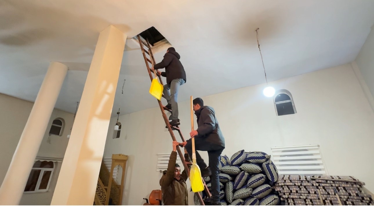 Yüksekova’da cemaat namazdayken çatı çöktü: İmam anons etti, köylü küreği ve halatıyla yardıma koştu
