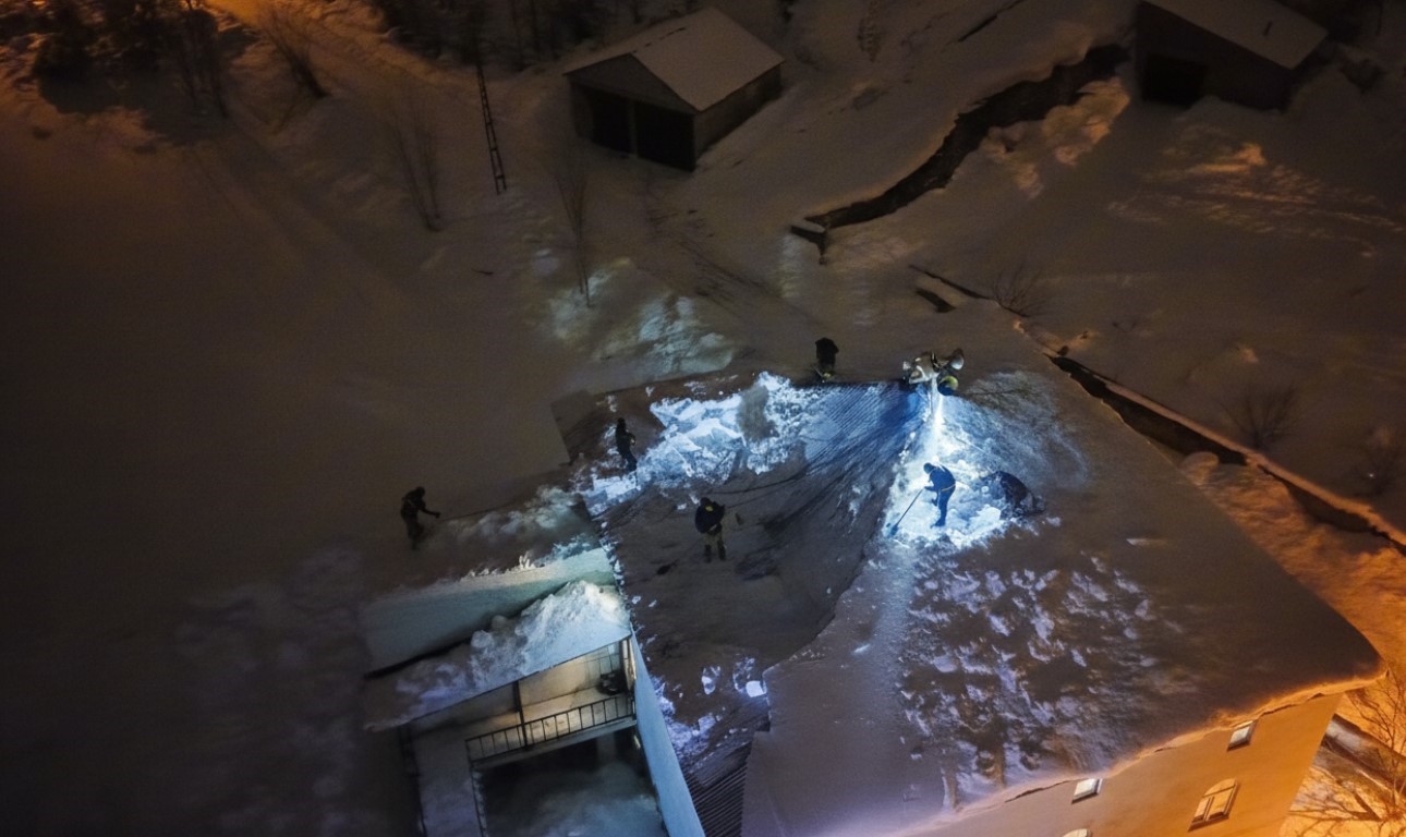 Yüksekova’da cemaat namazdayken çatı çöktü: İmam anons etti, köylü küreği ve halatıyla yardıma koştu
