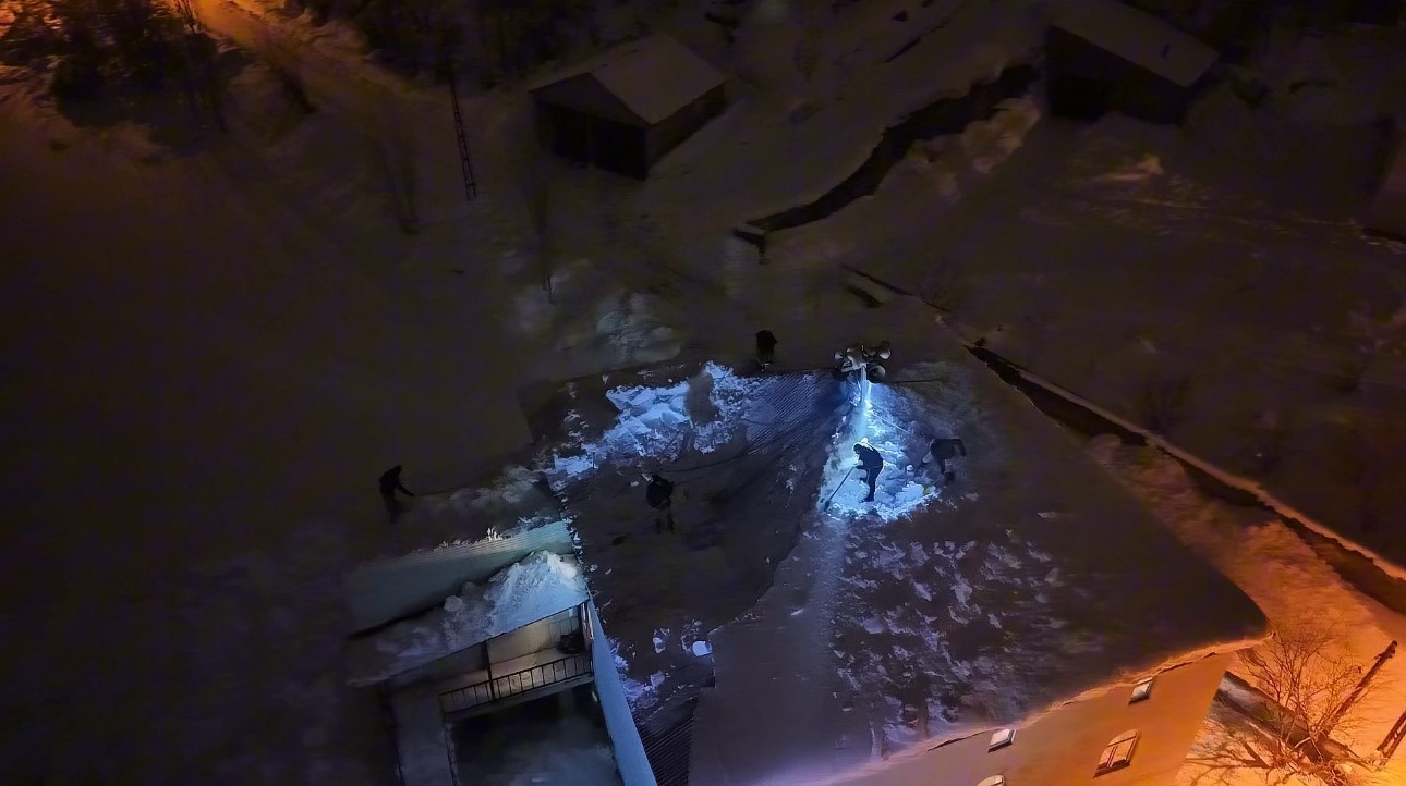 Yüksekova’da cemaat namazdayken çatı çöktü: İmam anons etti, köylü küreği ve halatıyla yardıma koştu
