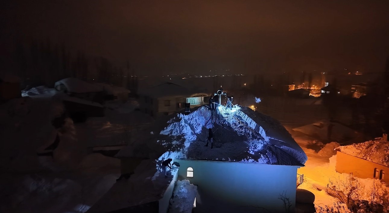 Yüksekova’da cemaat namazdayken çatı çöktü: İmam anons etti, köylü küreği ve halatıyla yardıma koştu
