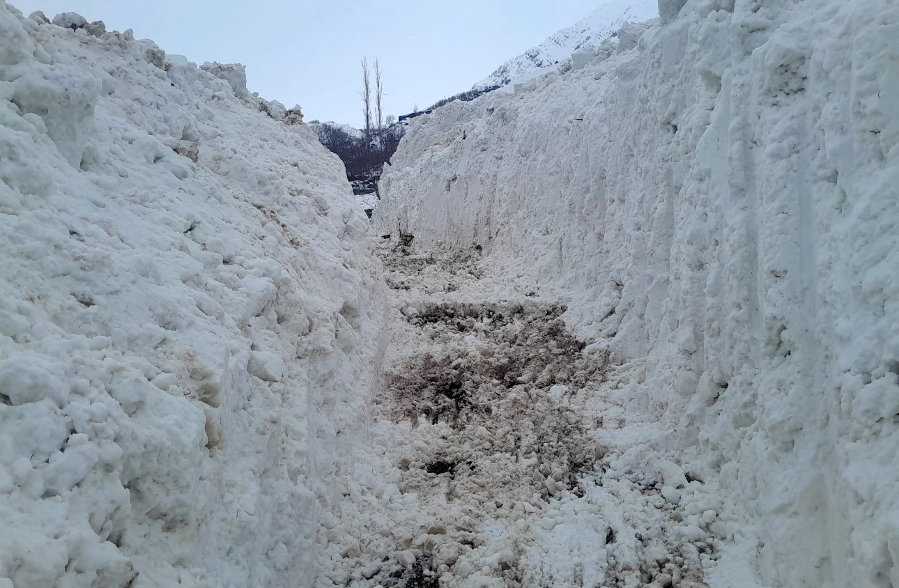 Yüksekova’da çığ meyve bahçelerini yuttu: Köy yolu kar tünelleriyle açılıyor
