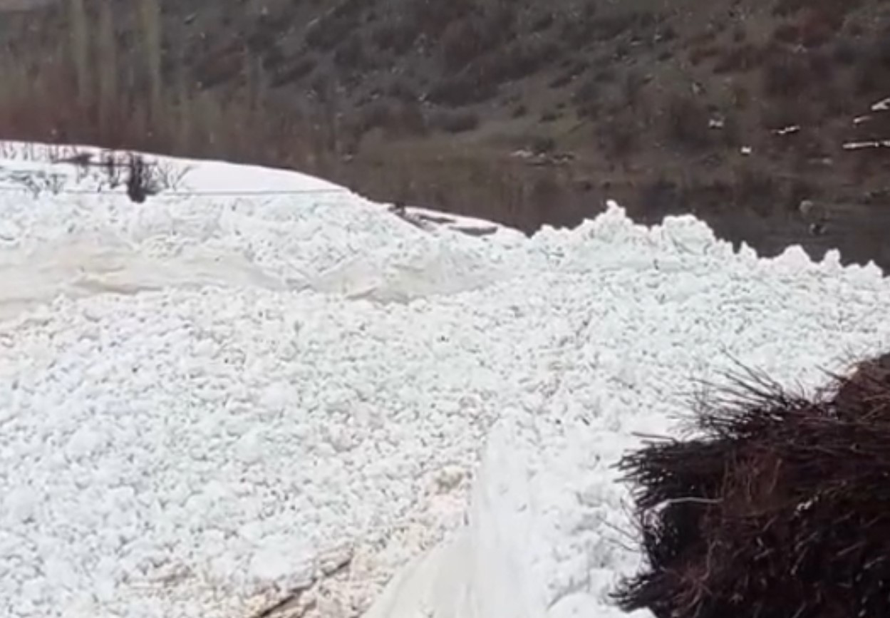 Yüksekova’da çığ paniği: Köy halkı faciadan döndü
