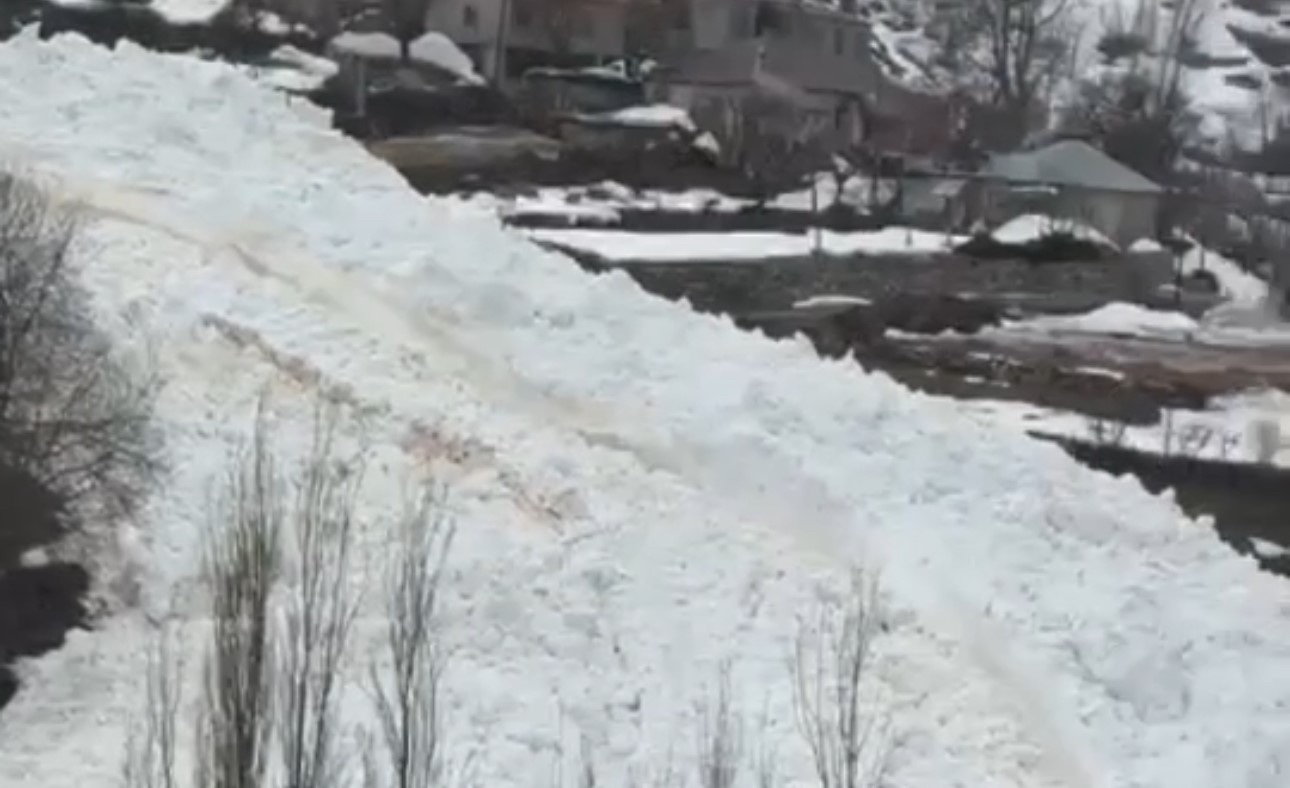 Yüksekova’da çığ paniği: Köy halkı faciadan döndü
