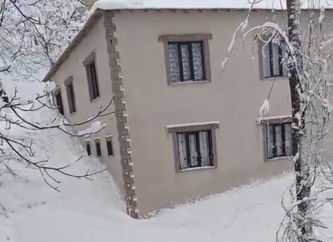 Yüksekova’da çığ yerleşim yerine indi: Facianın eşiğinden dönüldü
