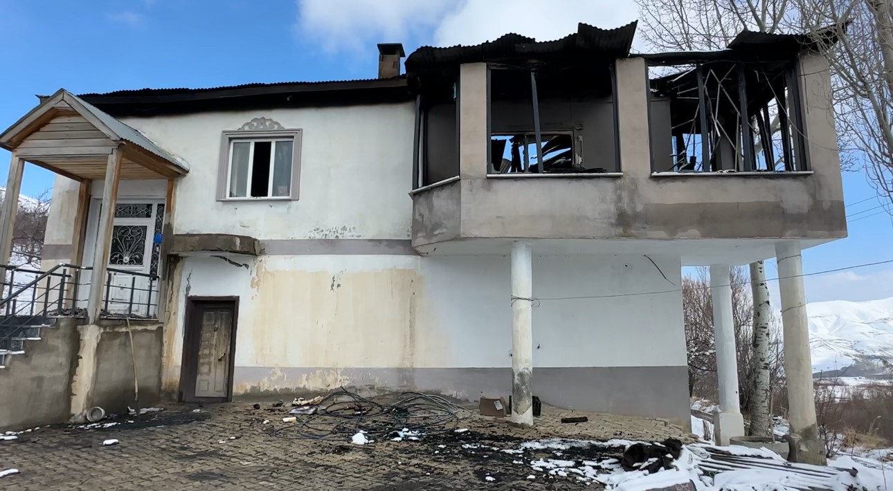 Yüksekova’da çıkan yangında bir ev kullanılamaz hale geldi
