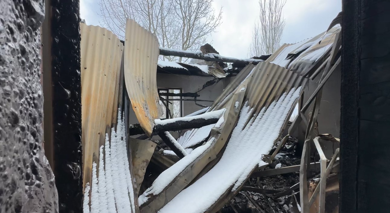 Yüksekova’da çıkan yangında bir ev kullanılamaz hale geldi
