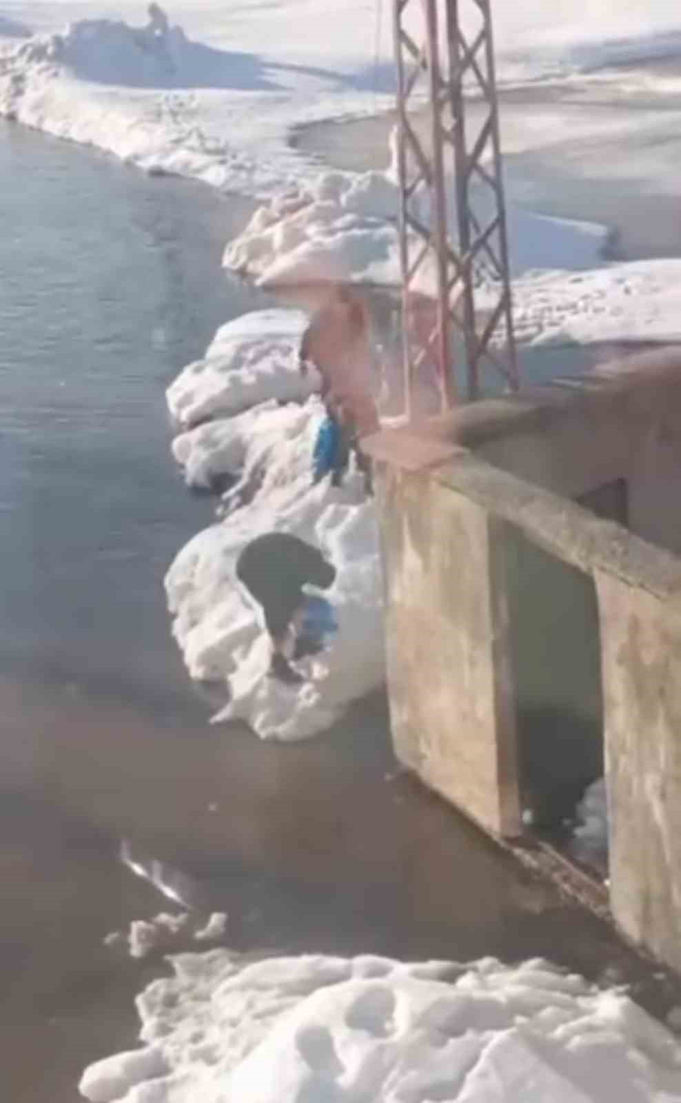 Yüksekova’da çocukların sular altında kalan yollarda şeker mesaisi
