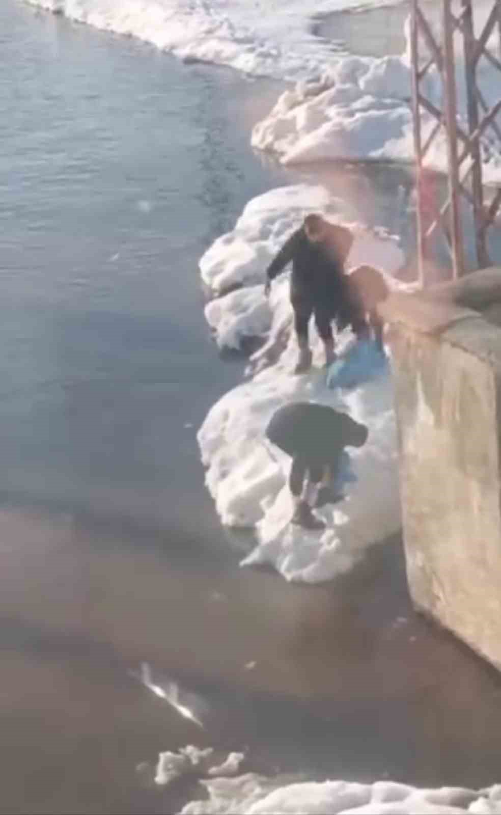 Yüksekova’da çocukların sular altında kalan yollarda şeker mesaisi
