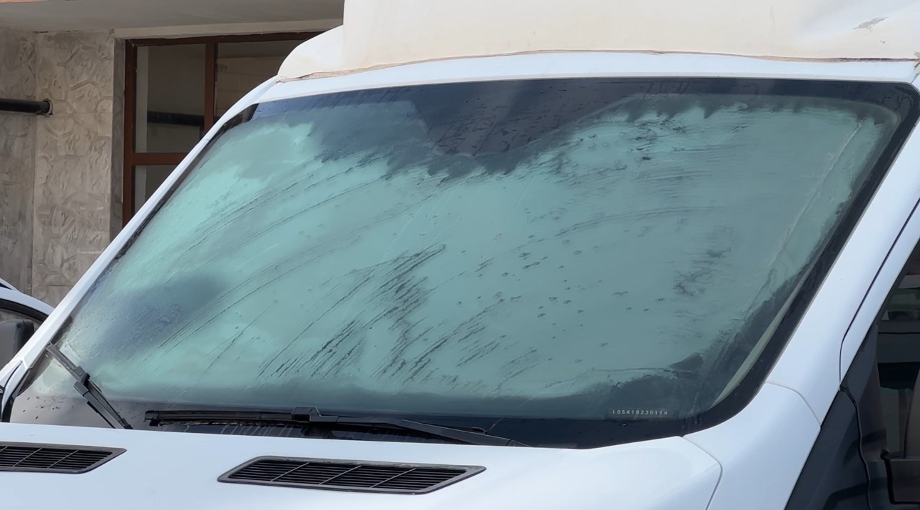 Yüksekova’da dondurucu soğuklar: Araçlar ve çatılar buz tuttu
