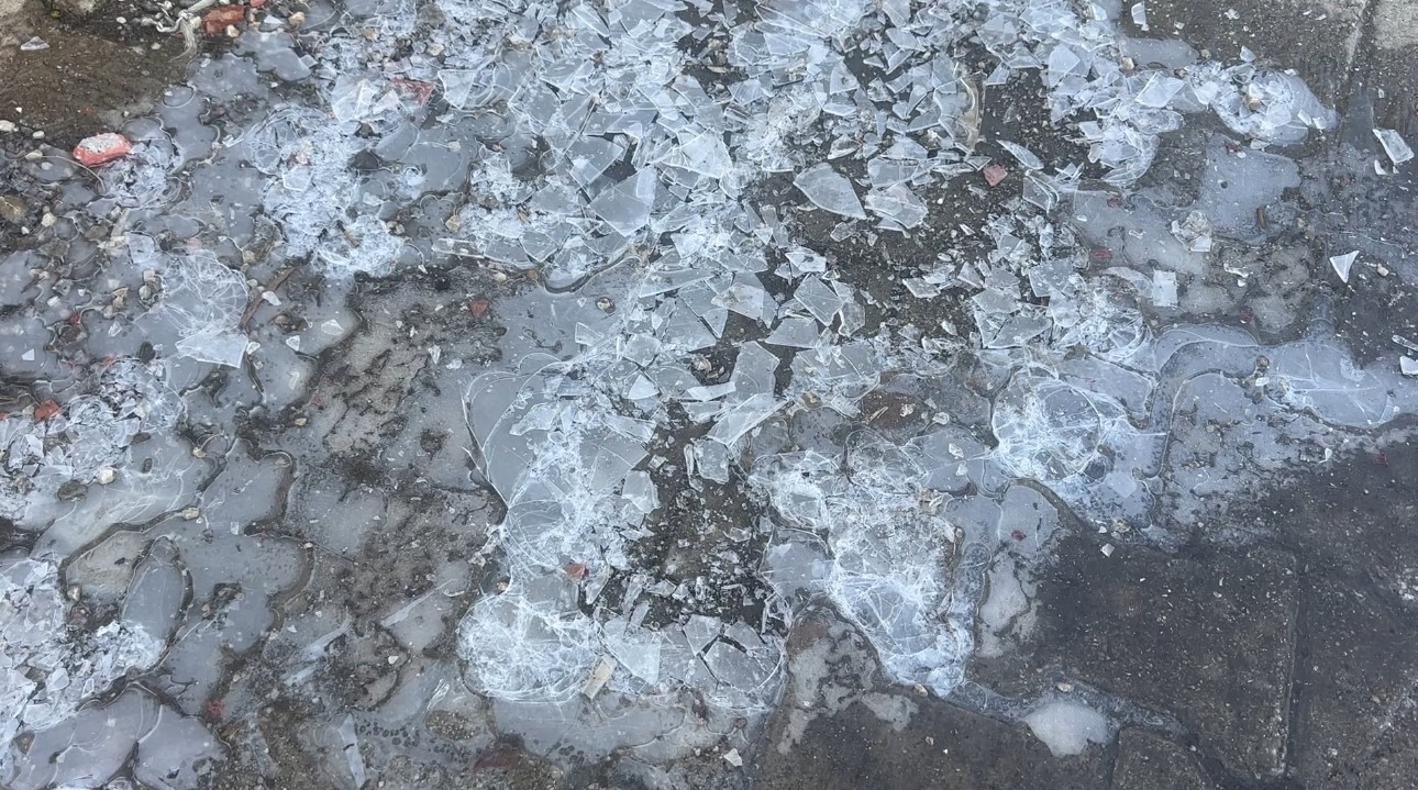 Yüksekova’da dondurucu soğuklar: Araçlar ve çatılar buz tuttu
