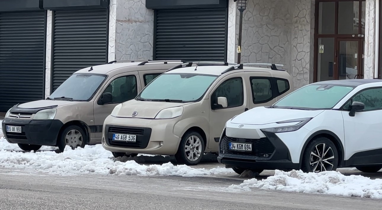 Yüksekova’da dondurucu soğuklar: Araçlar ve çatılar buz tuttu
