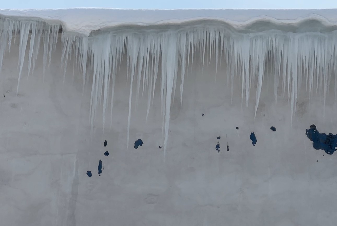 Yüksekova’da dondurucu soğuklar: Buz sarkıtlarının boyu 1 metreyi aştı
