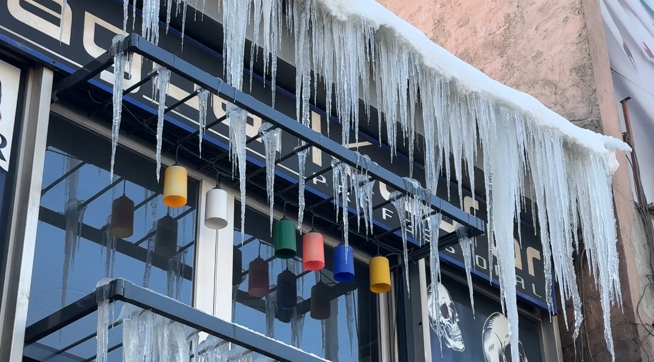 Yüksekova’da dondurucu soğuklar: Buz sarkıtlarının boyu 1 metreyi aştı
