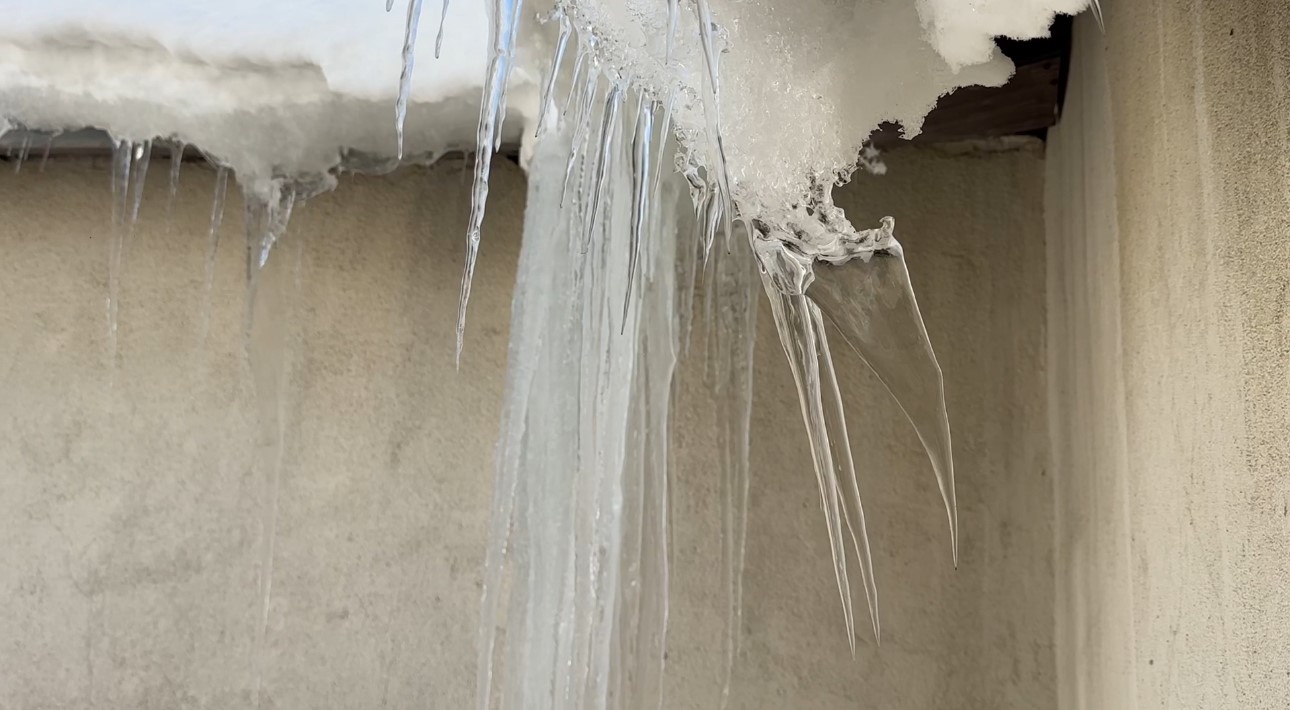 Yüksekova’da dondurucu soğuklar: Buz sarkıtlarının boyu 1 metreyi aştı
