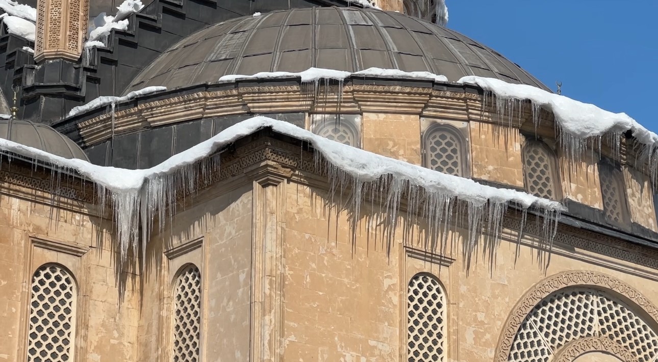 Yüksekova’da dondurucu soğuklar: Buz sarkıtlarının boyu 1 metreyi aştı
