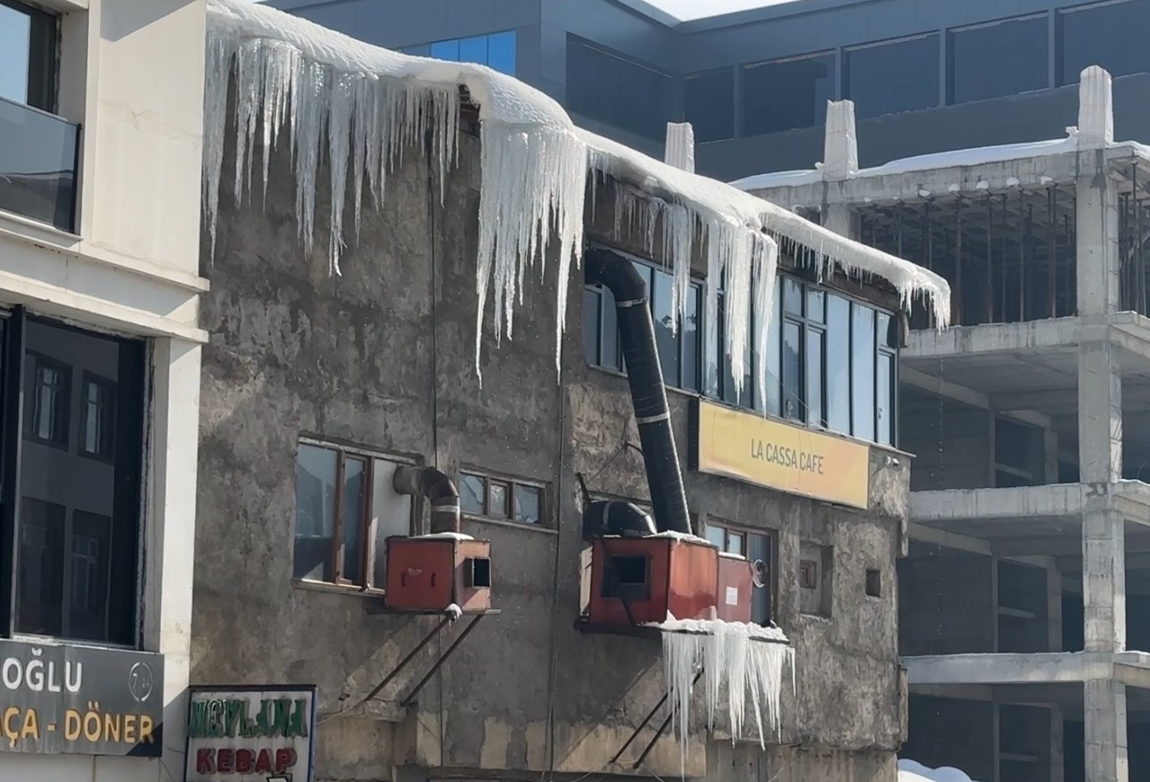 Yüksekova’da dondurucu soğuklar: Buz sarkıtlarının boyu 1 metreyi aştı
