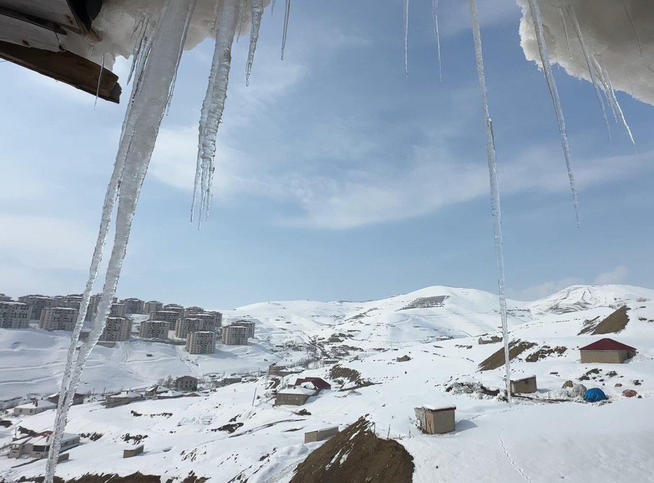 Yüksekova’da dondurucu soğuklar: Buz sarkıtlarının boyu 1 metreyi aştı
