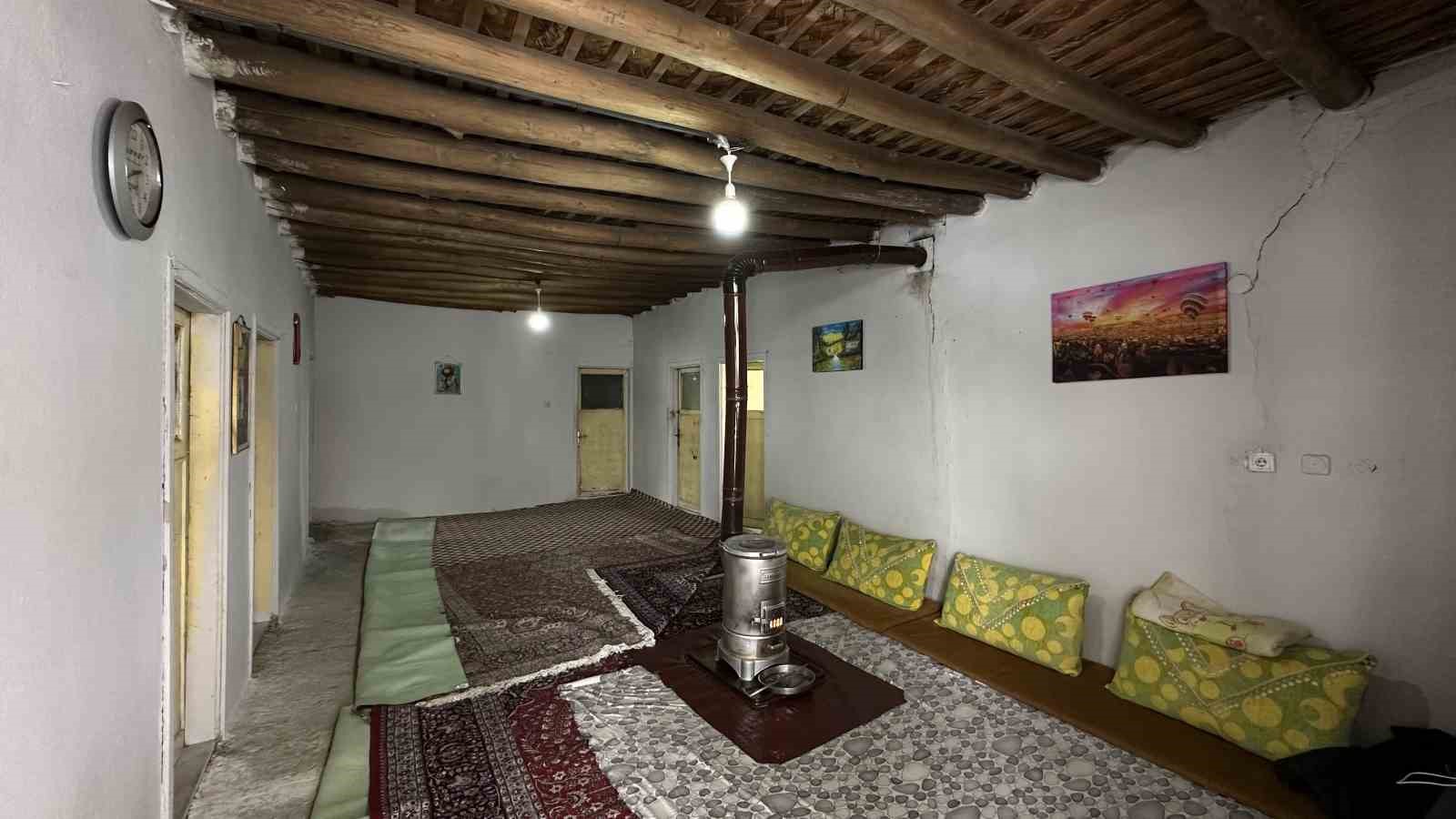 Yüksekova’da evi çöken yaşlı kadına devlet şefkati: "Yalnız bırakmayacağız"
